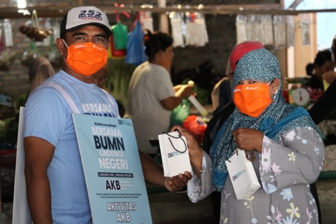 PT Indonesia Asahan Aluminium Persero atau (INALUM) saat memberikan bantuan masker.