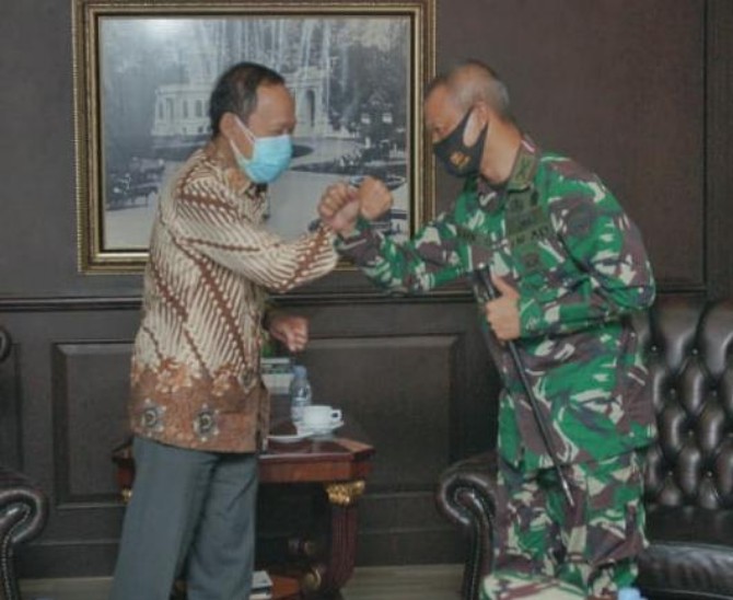 Pjs Walikota Medan, Arief Sudarto Trinugroho saat menerima kunjungan Dandim 0201/BS, Letkol Inf Agus Setiandar