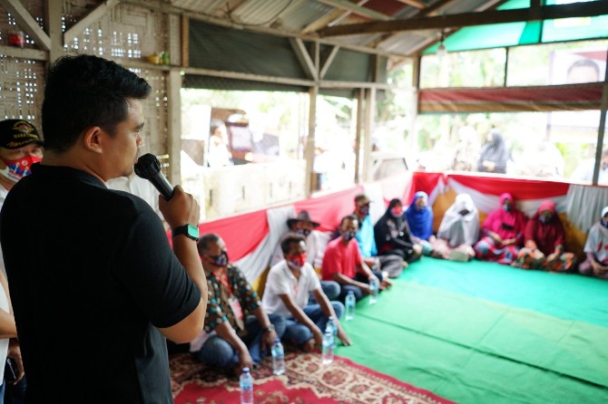 Calon Walikota Medan, Muhammad Bobby Afif Nasution saat berdialog dengan warga Gang Lampu I Bawah.