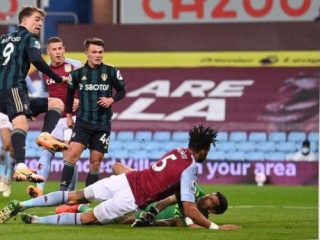 Patrick Bamford (9) menjadi aktor kemenangan Leeds United dengan mencetak hattrick ke gawang Aston Villa