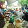 Calon Walikota Medan nomor urut 1, Akhyar Nasution saat kunjungan di Pasar Simalingkar.