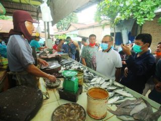 Calon Walikota Medan nomor urut 1, Akhyar Nasution saat kunjungan di Pasar Simalingkar.
