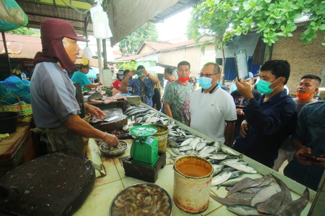 Calon Walikota Medan nomor urut 1, Akhyar Nasution saat kunjungan di Pasar Simalingkar.