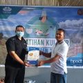 Direktur Industri Pariwisata dan Kelembagaan Kepariwisataan BPODT, M Rommy Fauzi menyerahkan peralatan memasak kepada warga dalam rangka mempersiapkan warga menyongsong Kaldera Toba menjadi kawasan pariwisata dunia.