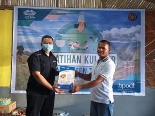 Direktur Industri Pariwisata dan Kelembagaan Kepariwisataan BPODT, M Rommy Fauzi menyerahkan peralatan memasak kepada warga dalam rangka mempersiapkan warga menyongsong Kaldera Toba menjadi kawasan pariwisata dunia.
