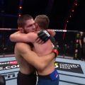 Khabib menerima pelukan lawan yang dikalahkannya. Khabib memutuskan pensiun karena permintaan sang ibunda.