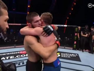 Khabib menerima pelukan lawan yang dikalahkannya. Khabib memutuskan pensiun karena permintaan sang ibunda.