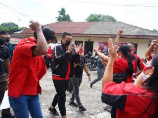 calon Walikota Medan nomor urut 2, Muhammad Bobby Afif Nasution saat mendatangi posko Relawan Bonarman.