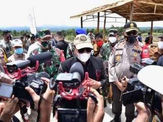 Gubsu didampingi Kapoldasu dan Pangdam I/BB saat meninjau persiapan kunjungan Presiden Jokowi di Humbahas