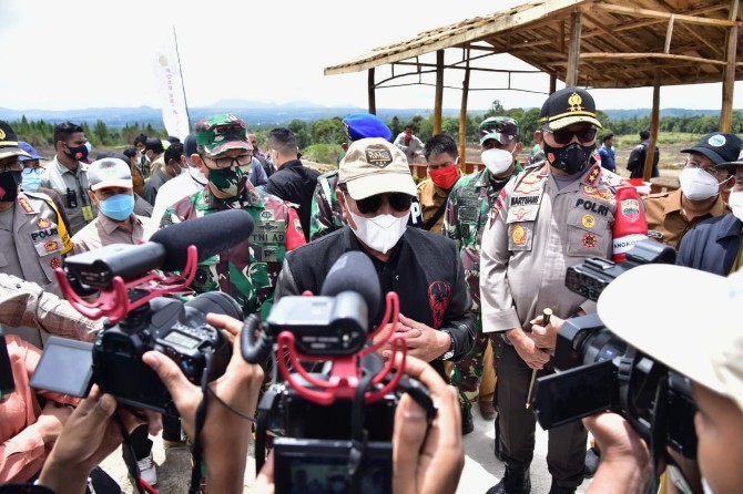 Gubsu didampingi Kapoldasu dan Pangdam I/BB saat meninjau persiapan kunjungan Presiden Jokowi di Humbahas
