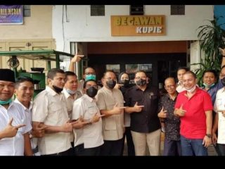 Foto bersama Himpunan Kerukunan Tani Indonesia (HKTI) Sumut di Begawan Coffee, Senin (26/10/2020).