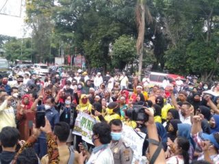 Aliansi Masyarakat Peduli Siantar (AMPS) melakukan aksi unjuk rasa di depan Balai Kota Siantar, Senin (26/10/2020).