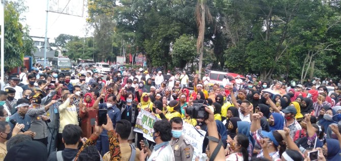 Aliansi Masyarakat Peduli Siantar (AMPS) melakukan aksi unjuk rasa di depan Balai Kota Siantar, Senin (26/10/2020).