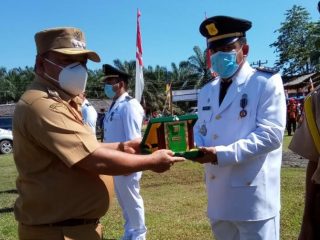 Penyerahan tunggul kecamatan terbaik, oleh Bupati Langkat Terbit Rencana PA secara langsung kepada Camat Kuala Imanta PA di Lapangan Eks Pasar Malam.