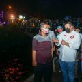 Bobby Nasution saat menyapa para warga pinggiran parit busuk di Jalan Masjid Taufik.