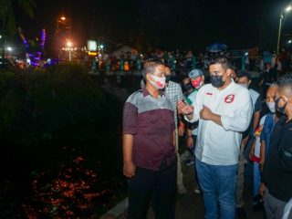 Bobby Nasution saat menyapa para warga pinggiran parit busuk di Jalan Masjid Taufik.