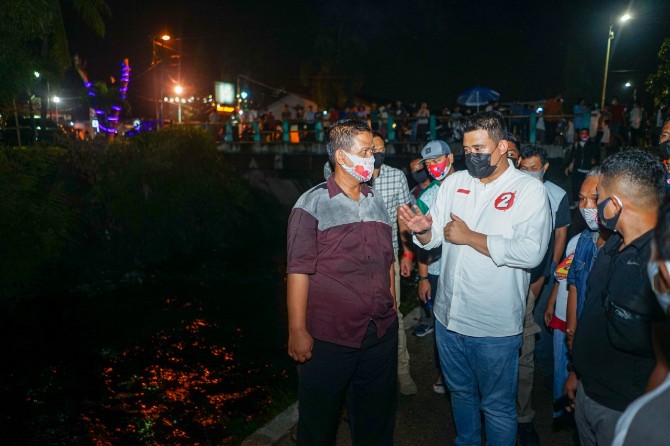 Bobby Nasution saat menyapa para warga pinggiran parit busuk di Jalan Masjid Taufik.