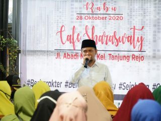 Calon Wakil Walikota Medan, Salman Alfarisi saat orasi kampanye di Cafe Saraswati.