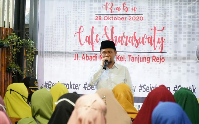 Calon Wakil Walikota Medan, Salman Alfarisi saat orasi kampanye di Cafe Saraswati.