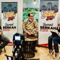 Abdul Hakim Siagian (tengah), Bachrul Chair Amal (paling kiri) saat berbincang dalam talkshow series Begal Merajalela, Benarkah Medan Aman di Cafe Tamoe, Jumat (30/10/2020) malam yang dipandu Armin Nasution (kanan).