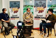Abdul Hakim Siagian (tengah), Bachrul Chair Amal (paling kiri) saat berbincang dalam talkshow series Begal Merajalela, Benarkah Medan Aman di Cafe Tamoe, Jumat (30/10/2020) malam yang dipandu Armin Nasution (kanan).
