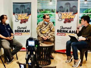 Abdul Hakim Siagian (tengah), Bachrul Chair Amal (paling kiri) saat berbincang dalam talkshow series Begal Merajalela, Benarkah Medan Aman di Cafe Tamoe, Jumat (30/10/2020) malam yang dipandu Armin Nasution (kanan).