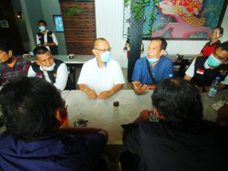 Akhyar Nasution saat ngopi bersama musisi Medan di Merdeka Walk, Jumat (30/10/2020).