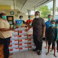 Ketua DPRD Provinsi Sumatera Utara Drs Baskami Ginting saat berikan paket bantuan dan masker di Panti Asuhan Alwasliyah Medan.