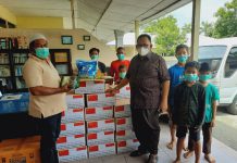 Ketua DPRD Provinsi Sumatera Utara Drs Baskami Ginting saat berikan paket bantuan dan masker di Panti Asuhan Alwasliyah Medan.