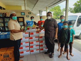 Ketua DPRD Provinsi Sumatera Utara Drs Baskami Ginting saat berikan paket bantuan dan masker di Panti Asuhan Alwasliyah Medan.