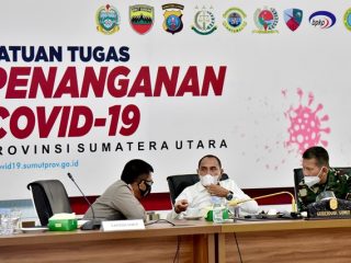Gubsu Edy Rahmayadi (tengah) berbicang bersama Kapolda Sumut dan Pangdam I/BB usai vidcon di Rumdis Gubsu, Rabu (14/10/2020)