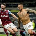Pemain West Ham, Manuel Lanzini (bertato) merayakan golnya yang membuat skor 3-3 saat bersua Tottenham Hotspurs (dailymail)