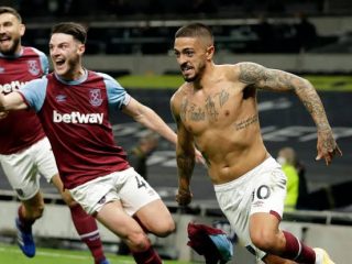 Pemain West Ham, Manuel Lanzini (bertato) merayakan golnya yang membuat skor 3-3 saat bersua Tottenham Hotspurs (dailymail)