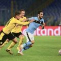 Gelandang Lazio, Luis Alberto, mencoba lepas dari himpitan dua pemain Dortmund. Lazio sukses menang 3-1 di laga pembuka Liga Champions musim ini.(timesoccer)