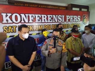 Konferensi pers terkait pelanggaran UU Karantina Kesehatan.