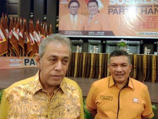 Ketua DPD Partai Hanura, Kodrat Shah (kiri) didampingi Sekretaris, Edison Sianturi.(int)