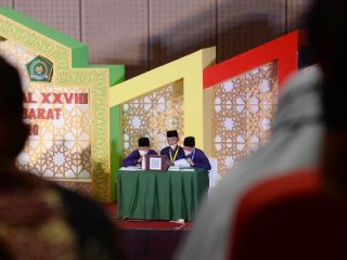 Tim Fahmil Quran asal Sumut yang salah satunya diisi oleh Agung Permana (mahasiswa UINSU) saat bertanding di MTQN Sumbar. Mereka lolos ke babak final.(ist)