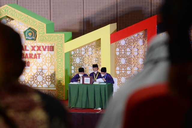 Tim Fahmil Quran asal Sumut yang salah satunya diisi oleh Agung Permana (mahasiswa UINSU) saat bertanding di MTQN Sumbar. Mereka lolos ke babak final.(ist)