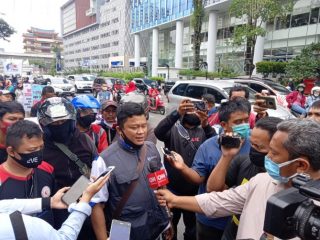 Ketua DPW FSPMI Sumut, Willy Agus Sutomo saat di wawancara.