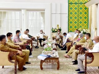 Rapat pelaksanaan pembayaran ganti rugi lahan Sport Center, di Desa Sena Kecamatan Batangkuis Kabupaten Deli Serdang.
