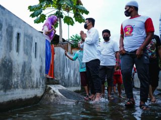 Calon Walikota Medan nomor 1, Bobby Nasution saat blusukan di Kecamatan Marelan.
