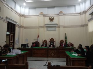 Suasana sidang tuntutan Maulana Akhyar Lubis, mantan Pindiv Treasury Bank Sumut. Dia dituntut 19 tahun penjara.(finta)