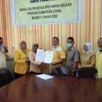 Pengambilan formulir pendaftaran calon Ketua DPD II Golkar Sumut yang diwakilkan oleh Mantan Ketua DPD Golkar Sibolga Sahlul Umur Situmeang.
