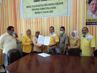 Pengambilan formulir pendaftaran calon Ketua DPD II Golkar Sumut yang diwakilkan oleh Mantan Ketua DPD Golkar Sibolga Sahlul Umur Situmeang.