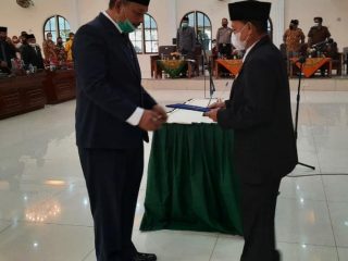 Pelantikan Barus Ismed oleh Wakil Bupati Langkat, Syah Afandin di Gedung DPRD Stabat.