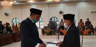 Pelantikan Barus Ismed oleh Wakil Bupati Langkat, Syah Afandin di Gedung DPRD Stabat.