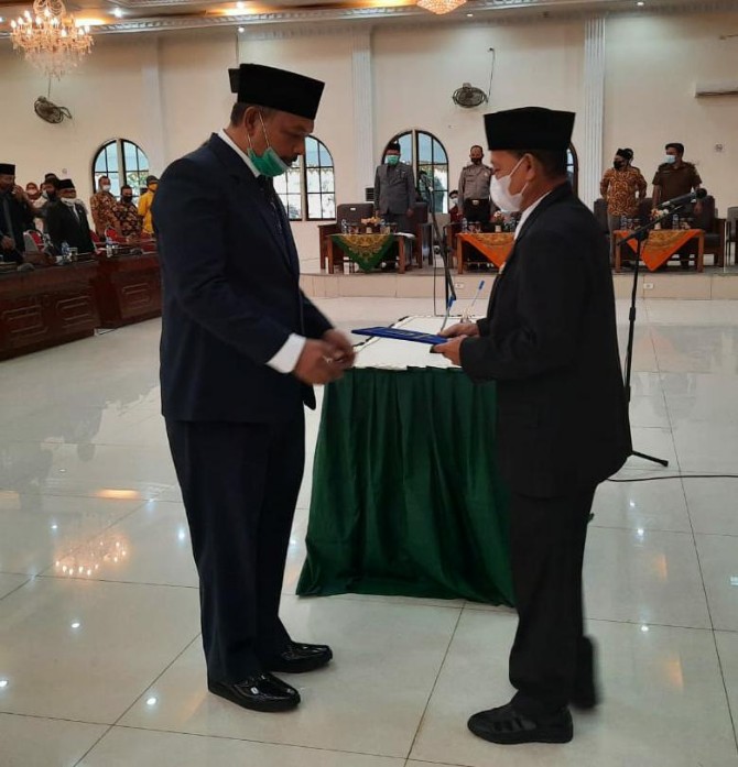 Pelantikan Barus Ismed oleh Wakil Bupati Langkat, Syah Afandin di Gedung DPRD Stabat.