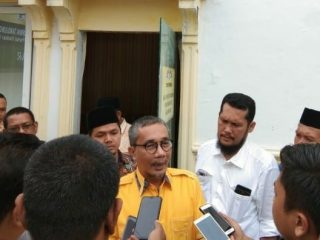 Yasir Ridho Lubis saat diwawancarai wartawan.
