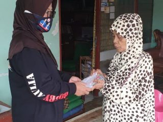 Ketua Relawan Ksatria Bobby-Aulia, Mega Rosnita Sihotang saat memberikan bantuan kepada warga.