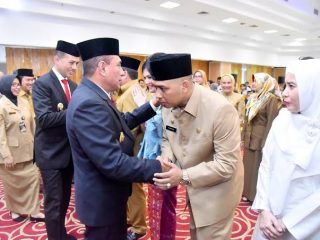 Hendra Dermawan Siregar disalami Gubsu usai dilantik jadi Kabiro Humas dan Protokol Provsu, beberapa waktu lalu. Hendra kembali rangkap jabatan dengan dilanti sebagai Pj Sekda Pematangsiantar.